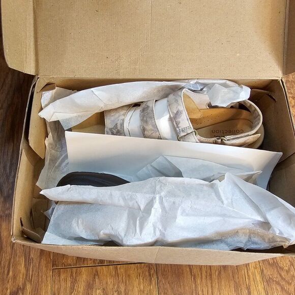 NIB Women’s Clarks Laurieann Style Sand Size 7 Sandals Floral Metallic Comfort - Picture 11 of 12